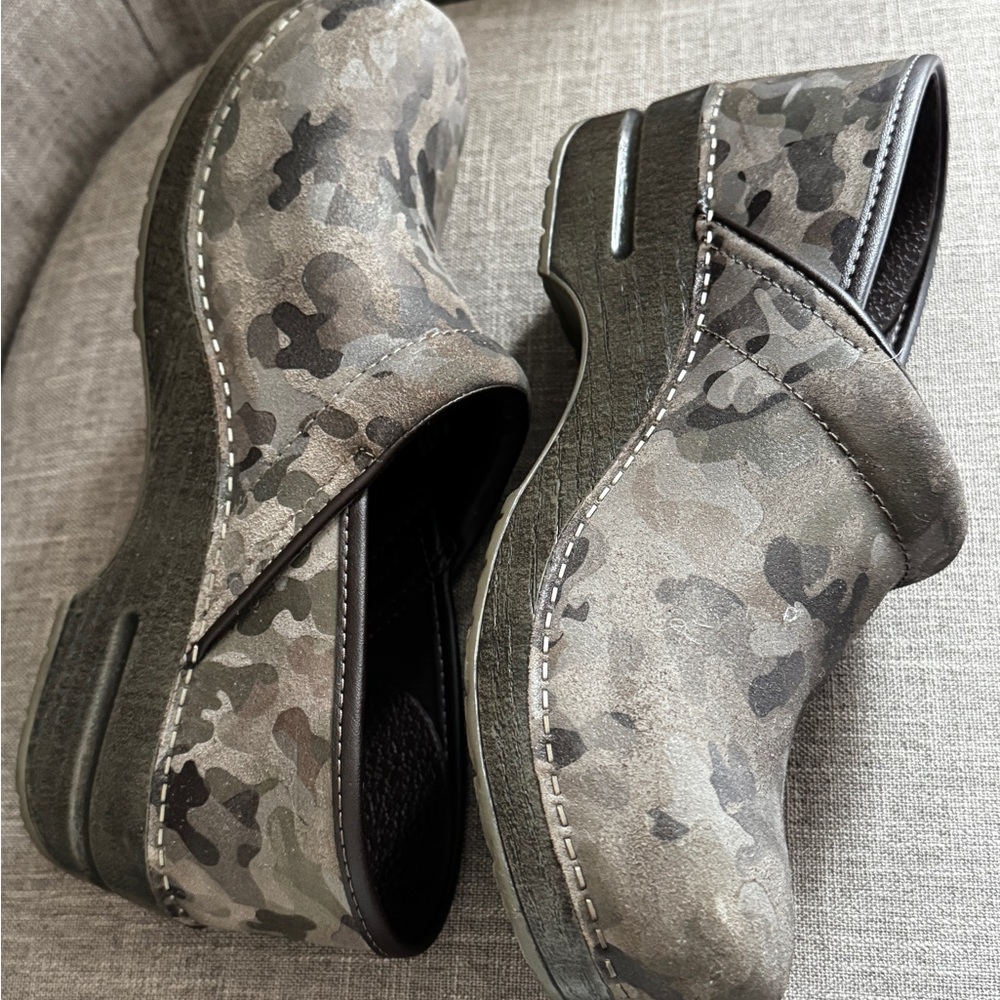 Dansko Professional Slip-On Clog Womens 40 9.5-10 Camo Slip-Resistant - Picture 4 of 6